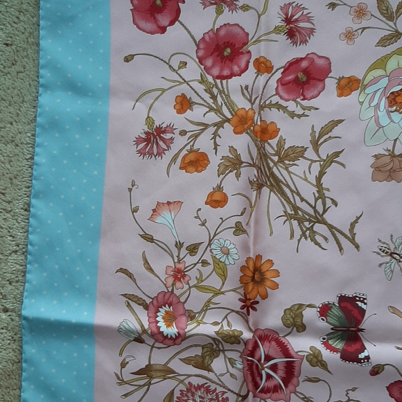 Gucci Scarf - like new still in packaging - Picture 11 of 12